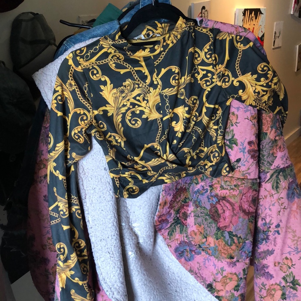 Chain pattern long sleeve crop